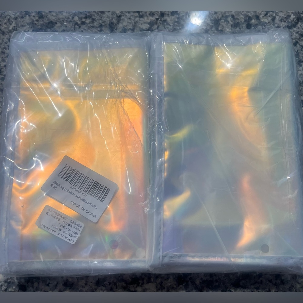 Iridescent pouches, never opened - Picture 2 of 3